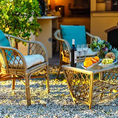 Amore, A Romantic Hilltop In Villa Lucca