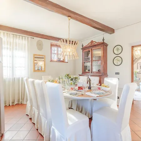 Amore, A Romantic Hilltop In Lucca