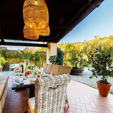 Amore, A Romantic Hilltop In Villa Lucca